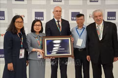 VNA Deputy General Director Doan Thi Tuyet Nhung (second from left) and other delegates at the BRICS Media Summit in Moscow. (Photo: VNA)