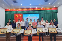 The project on sustainable coastal community development, supported by Thai experts, is handed over to five tourism entities in Binh Dai district, Ben Tre province, on October 15. (Photo: VNA)