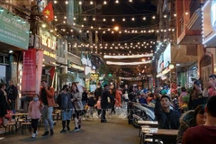 Dao Ngoc-Ngu Xa street food hub - a highlight of Hanoi's tourism 