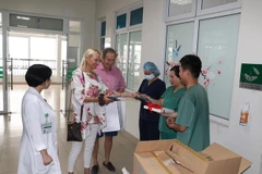 British couple thank medical staff for saving lives from COVID-19