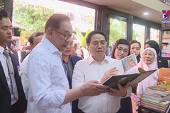 Vietnamese, Malaysian PMs visit Hanoi's book street, enjoy coffee