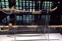 Exhibition on royal treasures opens in Hue
