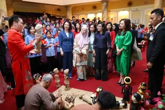 Spouses of Vietnamese, Malaysian PMs enjoy water puppetry in Hanoi