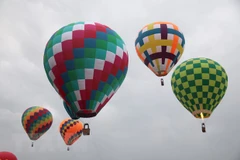 Hot-air balloon festival draws tourists to Binh Thuan 