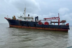Hai Phong saves seven sailors on aground Hong Kong vessel