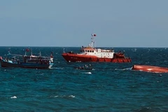 Fourteen fishermen in distress saved off coastal waters of Binh Thuan province