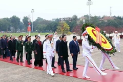 Leaders pay tribute to President Ho Chi Minh on Tet occasion