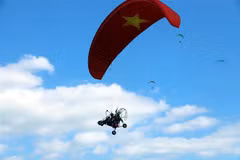 Powered paragliders set Vietnam’s record