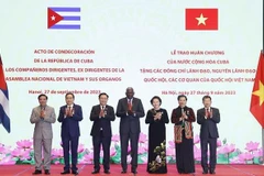 Cuban State’s orders, medals bestowed upon Vietnamese NA leaders