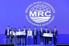 Vietnamese students win two second prizes at MRC technology contest