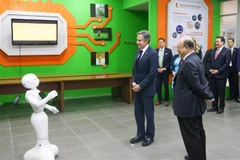 US Secretary of State visits AI-powered projects at Hanoi university