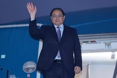 Prime Minister leaves Hanoi for official visit to Laos