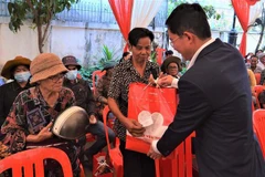 Viettel Global presents gifts to Vietnamese-origin community in Cambodia
