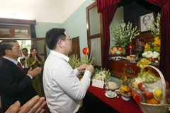 NA Chairman offers incense in tribute to late President Ho Chi Minh