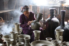 Efforts made to uphold, promote Cham people’s pottery making