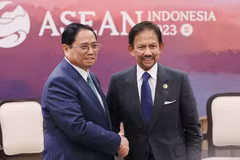Prime Minister meets Sultan of Brunei in Jakarta