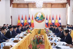 Vietnamese PM holds working session with Lao counterpart