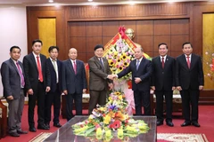 Houaphanh province of Laos offers Tet greetings to Hoa Binh province