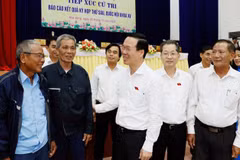 President meets voters in Da Nang city