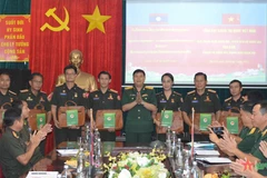 Vietnamese, Lao young officers promote exchanges