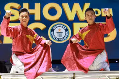 Circus artists Quoc Co, Quoc Nghiep set new world record
