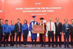 “Vietnamese Bookcase” presented to Swiss students​