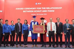 “Vietnamese Bookcase” presented to Swiss students​