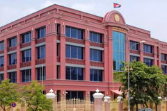 Cambodia continues selling US dollars to stabilise exchange rates 