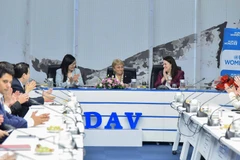 Former Chilean leader talks about gender equality with Vietnamese diplomats, students