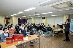 Vietnamese workers in RoK updated on local laws