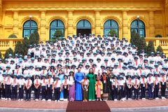 Vice President meets with delegates to Sunflower Summer Camp 