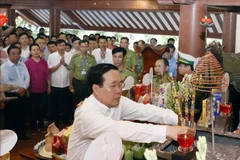 State President offers incense in tribute to President Ho Chi Minh