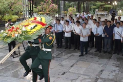 NA Chairman tribute to martyrs in Quang Tri