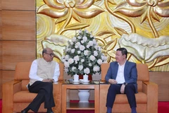 At the meeting between VUFO Vice President Nguyen Ngoc Hung (R) and WPC President Pallab Sengupta. (Photo: VNA)