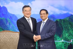 Prime Minister Pham Minh Chinh (R) and Vice Chairman of the Standing Committee of the National People's Congress (NPC) of China. (Photo: VNA)