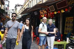 Tourists visits Hanoi's Old Quarter (Photo: VNA)