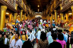 Thousands mark Buddha's birthday at Myanmar's Shwedagon pagoda. (Photo: AFP/VNA)