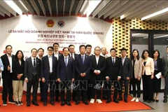 Minister of Foreign Affairs Bui Thanh Son and representatives of Vietnamese intellectuals in the RoK (Photo: VNA)