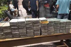Border forces in Quang Tri province seize heroin smuggled from Laos into Vietnam on May 23. (Photo: VNA) 
