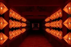 The central hallway is decorated with 240 lanterns flashing in sync with the sound. (Photo: VNA)
