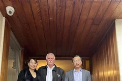 Vietnamese Ambassador to Australia Pham Hung Tam (R) and Australian veteran John Bryant (C) posing for a photo (Photo: VNA)