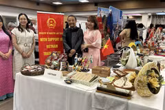 The Vietnamese booth at the charity fair. (Photo: VNA)
