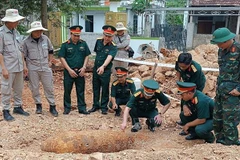 Authorities inspect and devise a plan to safely dispose of the 334 kg bomb. (Photo: VNA)