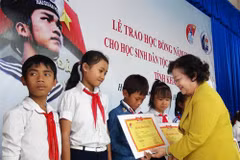 Scholarships presented to ethnic students in Khanh Hoa province