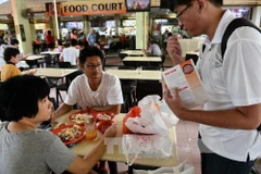 Singapore reviews regulation isolating potential Zika-infected patient