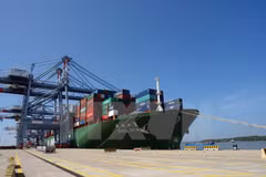 Cai Mep int’l port welcomes large container ship 