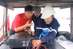 Ben Tre fishermen equipped with communication devices