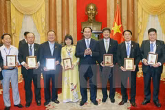 President meets with Vietnamese businesses 