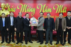 Tet greetings offered to authorities, people nationwide