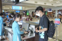 Passengers at Noi Bai International Airport (Photo: hanoimoi.vn)